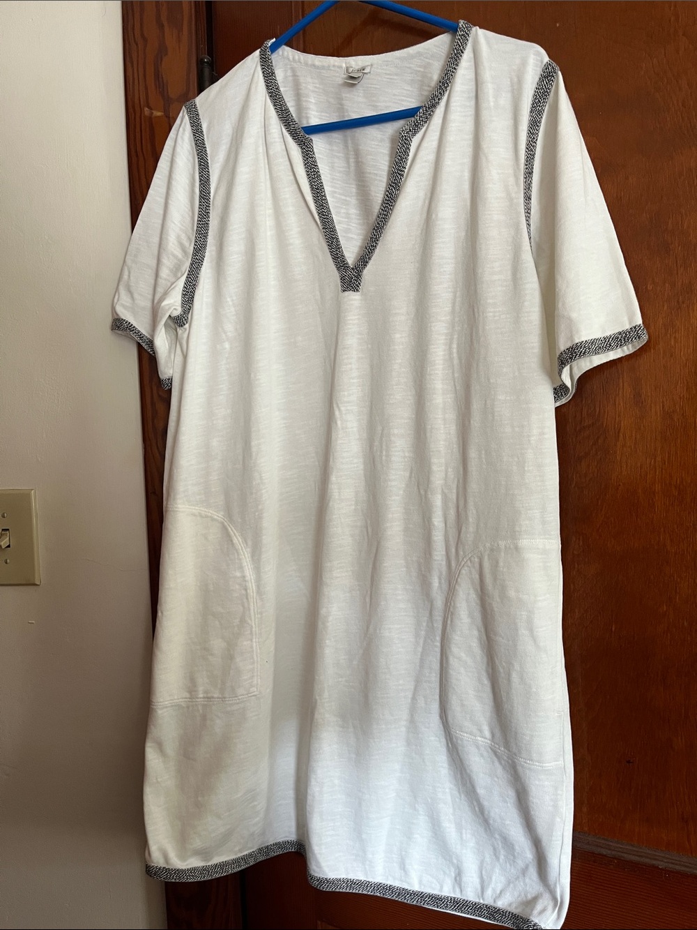 J Crew Women’s White tunic dress with black and white trim detail- and pockets!